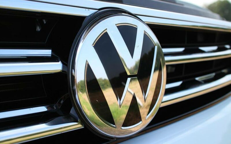 Volkswagen: Κλείνει εργοστάσια και μειώνει μισθούς