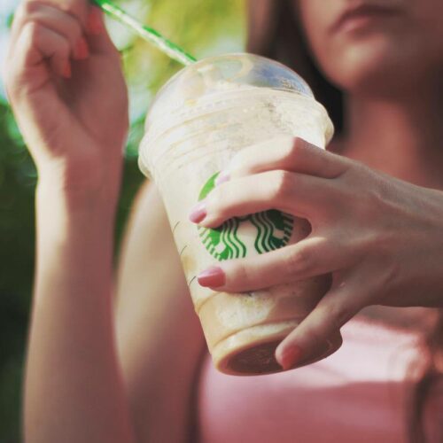 Starbucks: Πώς να φτιάξεις ένα caramel frappuccino