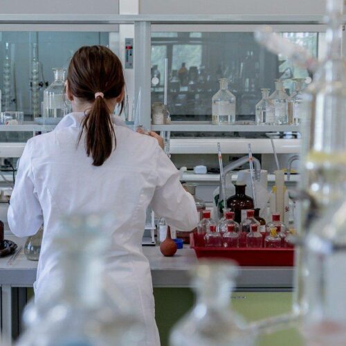 Κορονοϊός: Πως τιμούν στη Γλυφάδα γιατρούς και νοσηλευτές
