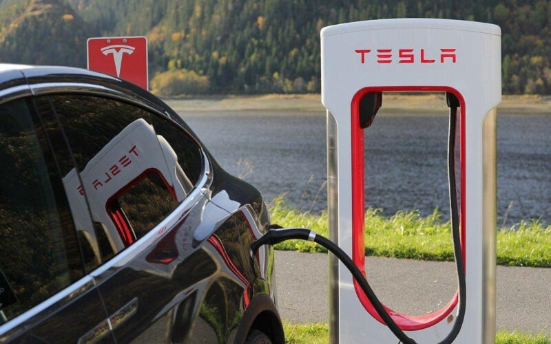 Tesla: Οι ισχυρισμοί του Μασκ για την “αυτόματη οδήγηση”