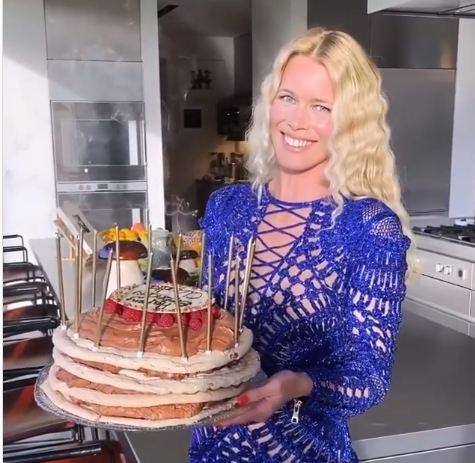 Claudia Schiffer: Γιόρτασε τα 50ά γενέθλιά της φορώντας μια δημιουργία του οίκου Balmain