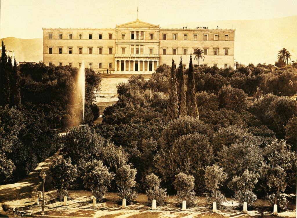 Τα παλαιά ανάκτορα (σημερινή Βουλή των Ελλήνων) και η πλατεία Συντάγματος, γύρω στα 1888.