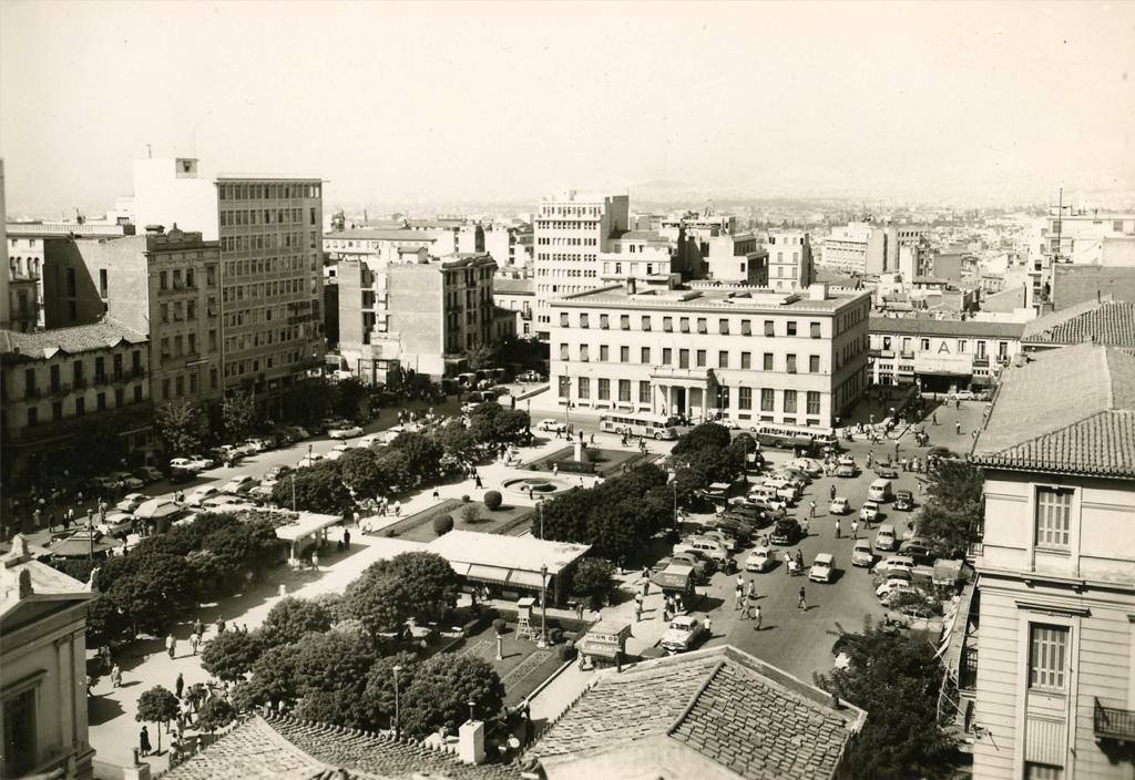 Το Δημαρχείο Αθηνών και η πλατεία Κοτζιά (1951).