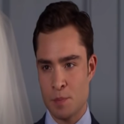 Gossip Girl: O “Chuck Bass” κάνει διακοπές στην Ίο