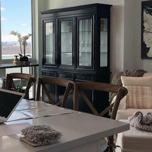 Σπίτι: Οι αλλαγές που έφεραν ξανά στη ζωή ένα cookie-cutter condo σπίτι