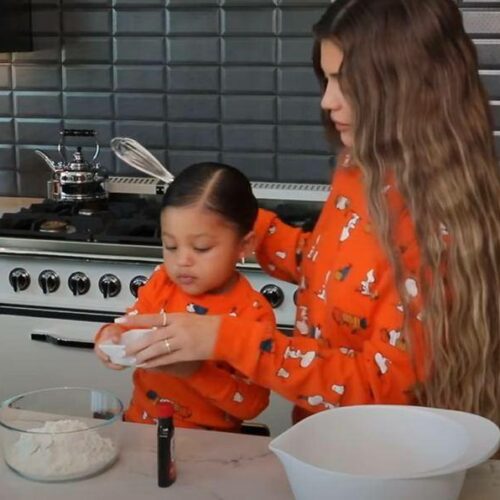 Η κορούλα της Kylie Jenner είναι η πιο χαριτωμένη βοηθός στην κουζίνα (vid)