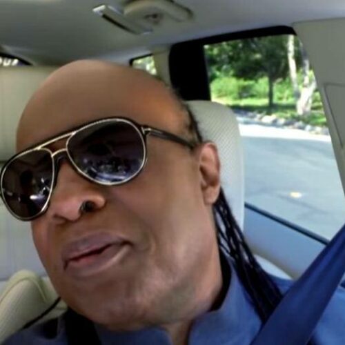 O Stevie Wonder κυκλοφορεί δυο τραγούδια με βαθιά κοινωνικά μηνύματα!