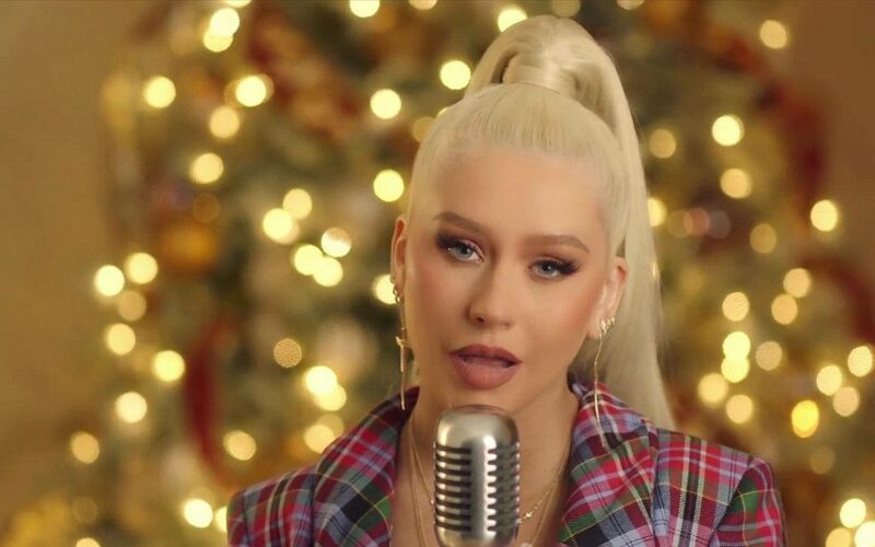 Christina Aguilera: Ερμηνεύει το Christmas Song