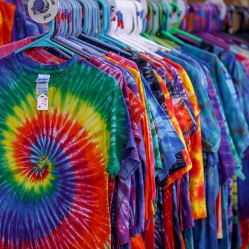 Tie Dye: Πώς να αλλάξεις την όψη της μπλούζας σου