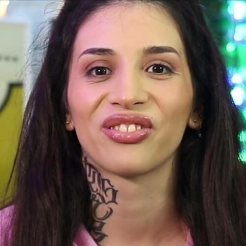 Dat Lilly: Διαβάζει τα μυστικά των followers της