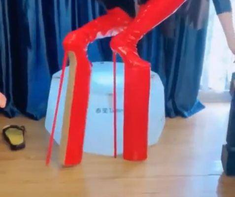 Αστεία βίντεο: Δεν μπορεί να περπατήσει με τα πανύψηλα τακούνια!