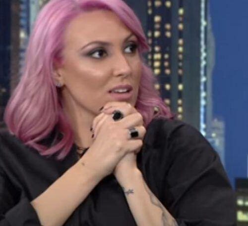 Ρενέ Στυλιάρα: Έχεις δει τη στιχουργό που γράφει τα όμορφα quotes