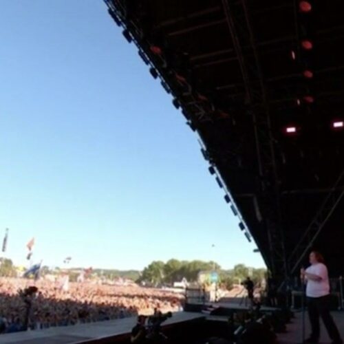 Lewis Capaldi: Η στήριξη των θαυμαστών για το Τουρέτ στη σκηνή