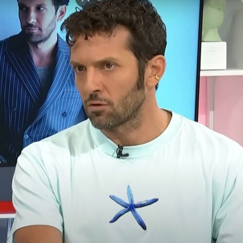 Δημήτρης Μοθωναίος: Το βιογραφικό, η ηλικία, η πρώτη τηλεοπτική εμφάνιση και η σεξουαλική κακοποίηση