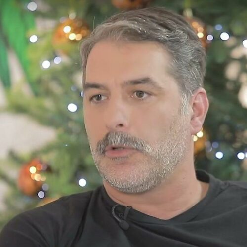 Βασίλης Μπισμπίκης: Χαμός στο Twitter επειδή έβγαλε τη μπλούζα του