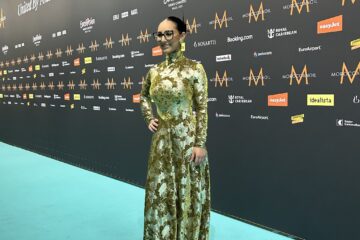 Eurovision: H Klavdia στο τιρκουάζ χαλί του διαγωνισμού