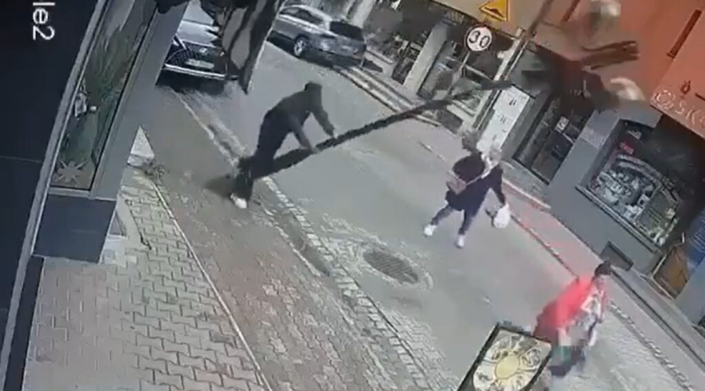 Πολωνία: Κολώνα πέφτει πάνω σε γυναίκα και την τραυματίζει