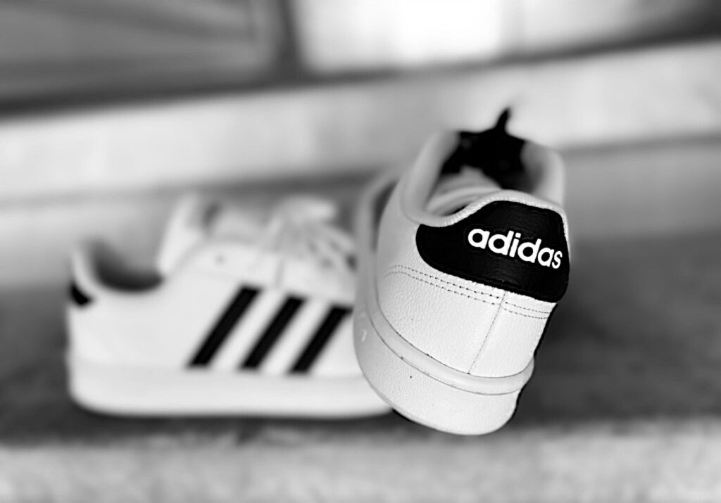 Adidas: Ανακοίνωσε αυξήσεις λόγω των δασμών του Τραμπ