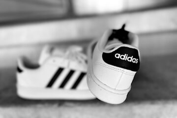 Adidas: Ανακοίνωσε αυξήσεις λόγω των δασμών του Τραμπ