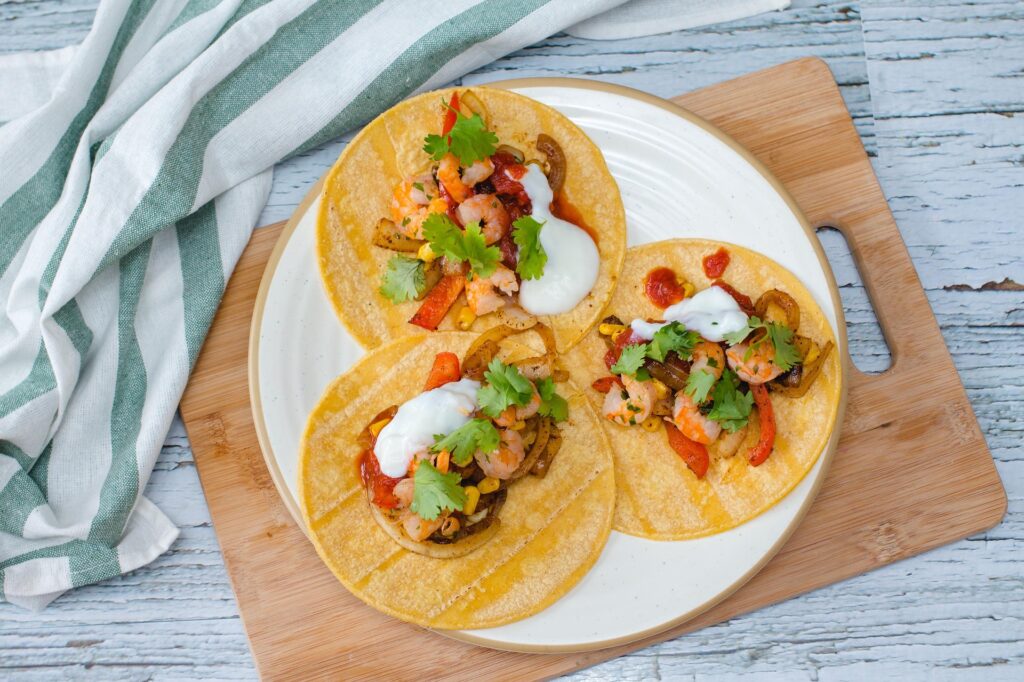 Συνταγή: Tacos με γύρο κοτότουλο και ελληνικά λαχανικά