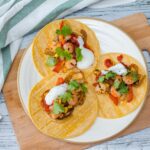 Συνταγή: Tacos με γύρο κοτότουλο και ελληνικά λαχανικά