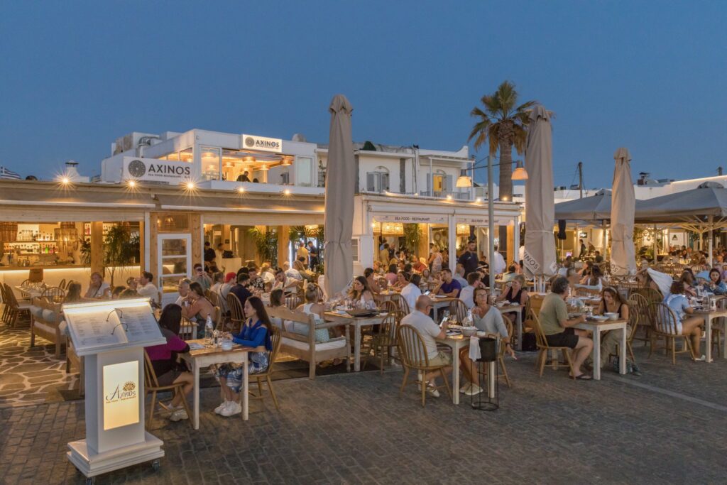 Πάρος: Το Axinos Seafood Restaurant – Bar  δίπλα στο κύμα