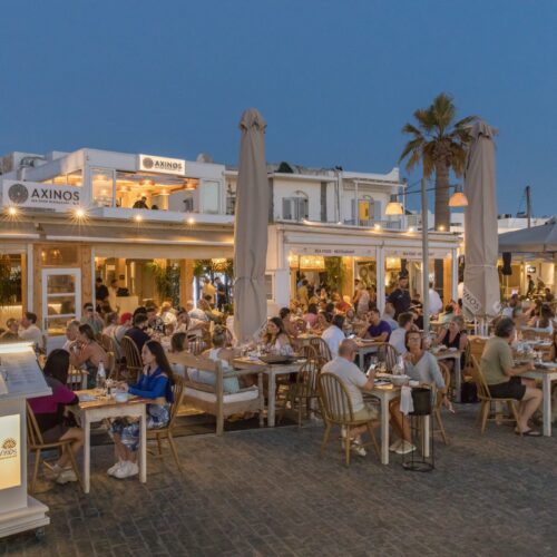 Πάρος: Το Axinos Seafood Restaurant – Bar  δίπλα στο κύμα