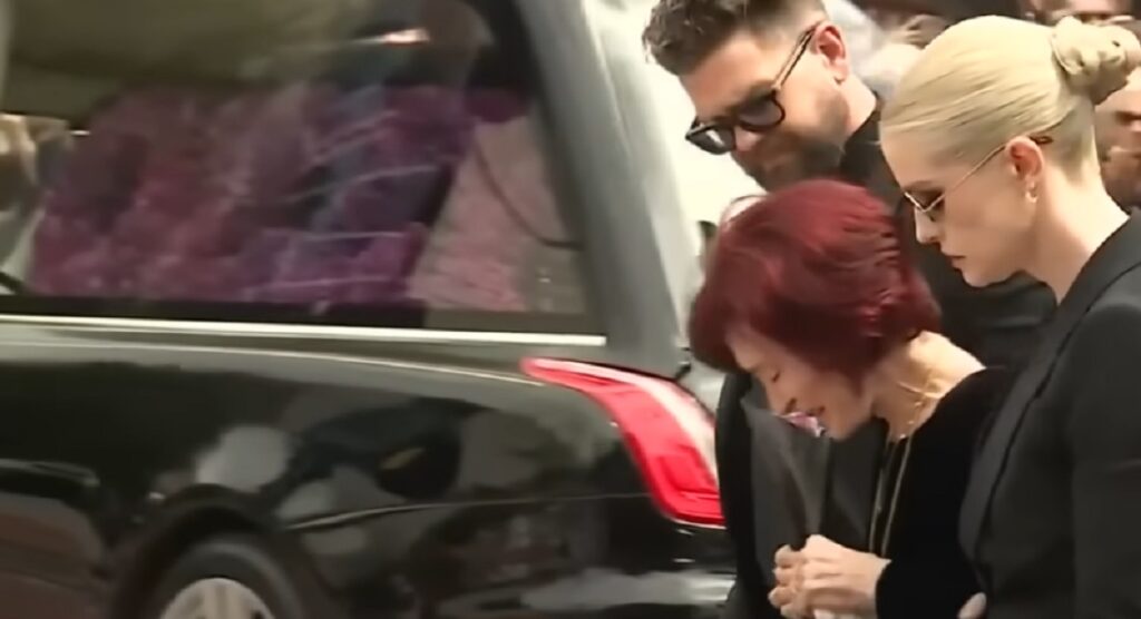 Όζι Όζμπορν: Υποβασταζόμενη η Σάρον Όζμπορν στη νεκρική πομπή