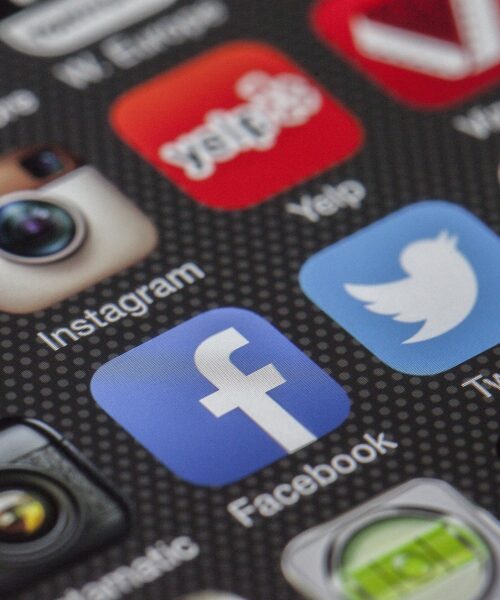 Σχέσεις: Θα έδινες τους κωδικούς των social στον σύντροφό σου