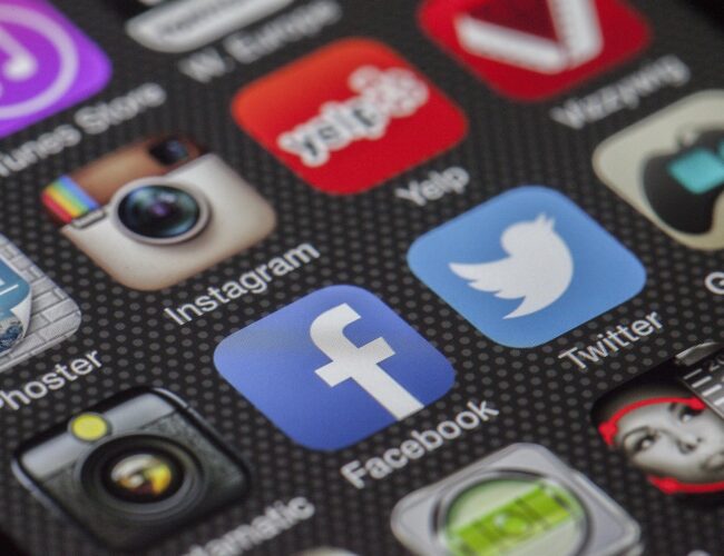 Σχέσεις: Θα έδινες τους κωδικούς των social στον σύντροφό σου