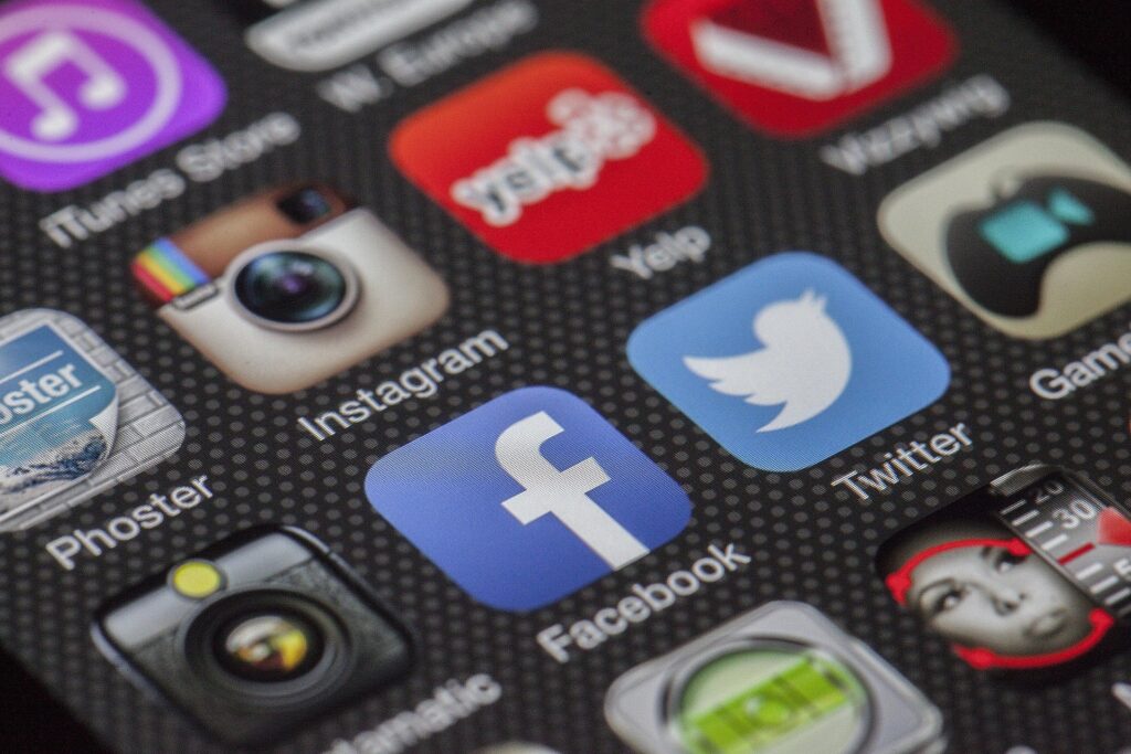 Ζώδια: Αυτοί οι τρεις σε κατασκοπεύουν στα social media