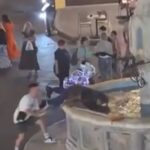 Ρόδος: Το βίντεο με τον νεαρό που ρίχνει έναν άστεγο σε συντριβάνι