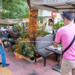 Κολωνάκι: Επιχείρηση της δημοτικής αστυνομίας για τα τραπεζοκαθίσματα