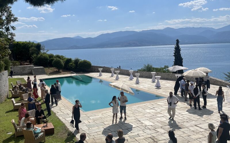 Να μ' αγαπάς